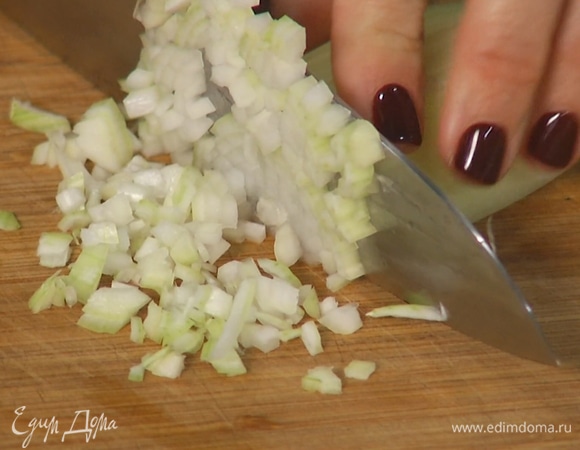 Лук-шалот и чеснок измельчить. Кусочки лука по размеру должны быть не больше зерен риса.