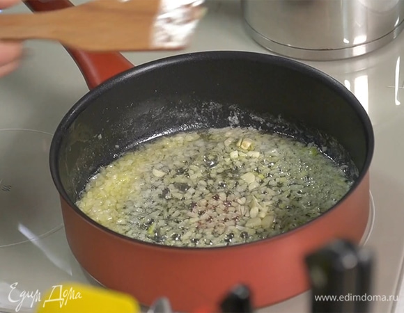 Растопить в большом сотейнике сливочное масло, добавить лук и чеснок, потомить на медленном огне.