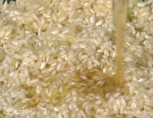 Добавить белое вино, перемешать, немного выпарить алкоголь.