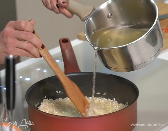 Предварительно приготовить подсоленный рыбный бульон. Влить часть бульона в сотейник, перемешать, оставить на медленном огне на несколько минут.