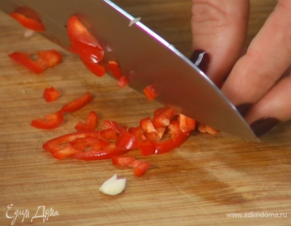 Перец чили измельчить, добавить к рису, перемешать.