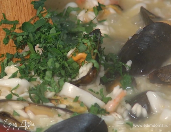 Добавить к рису вино Марсала, посолить. Измельчить петрушку, добавить за минуту до того, как снять ризотто с плиты.