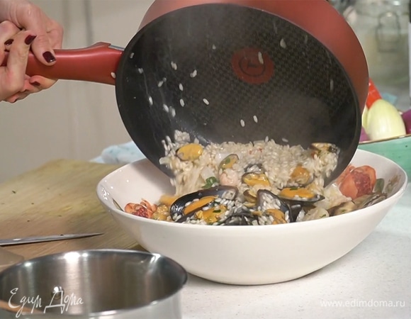 Подавать ризотто в большой тарелке.