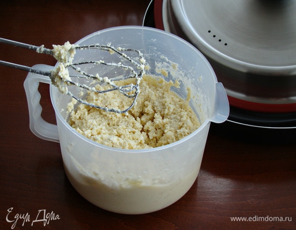 В чаше взбить миксером творог, яйца, муку, сахар, щепотку соли и ванилин. Довести до однородной массы.