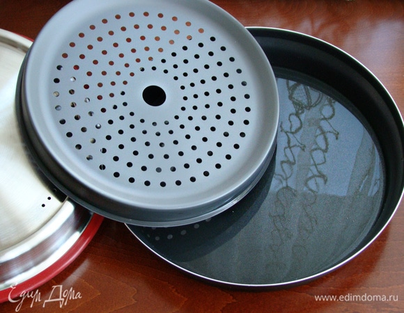 В емкость Steam Plus Pot влить 300 мл воды, установить подставку для варки на пару.