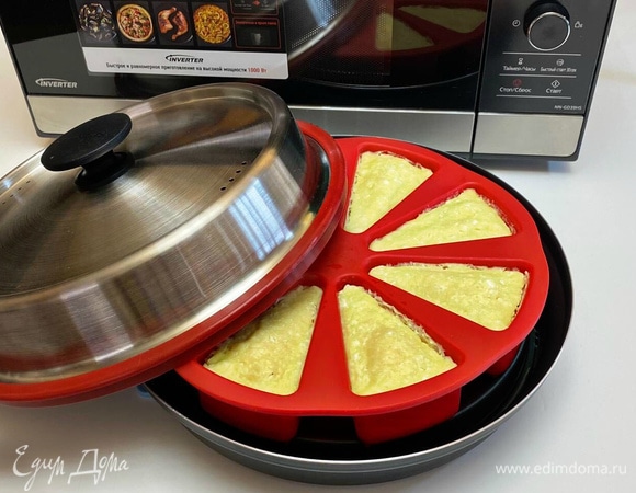 Готовую запеканку остудить и можно подавать на стол, полив сметаной или джемом.