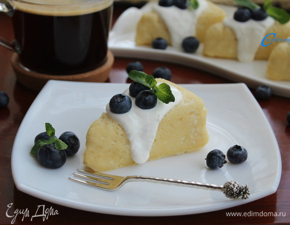 Творожная запеканка, приготовленная на пару, получается нежной, вкусной и без румяной корочки. Это заинтересует тех, кому в силу обстоятельств нельзя есть пищу с зажаренной корочкой. Приятного аппетита!