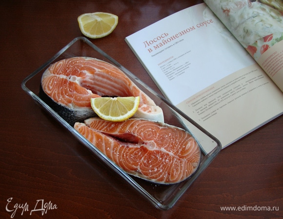 Стейки сбрызнуть лимонным соком и посолить с обеих сторон, уложить в посуду, предназначенную для СВЧ-печи.