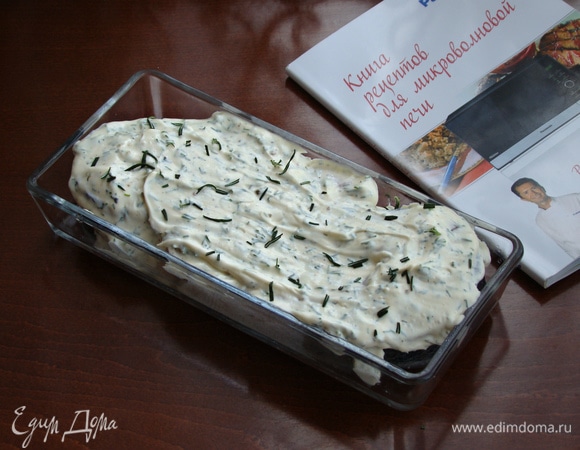 Укроп и веточку розмарина мелко нашинковать и смешать с майонезом и щепоткой молотого перца. Этим соусом покрыть стейки.