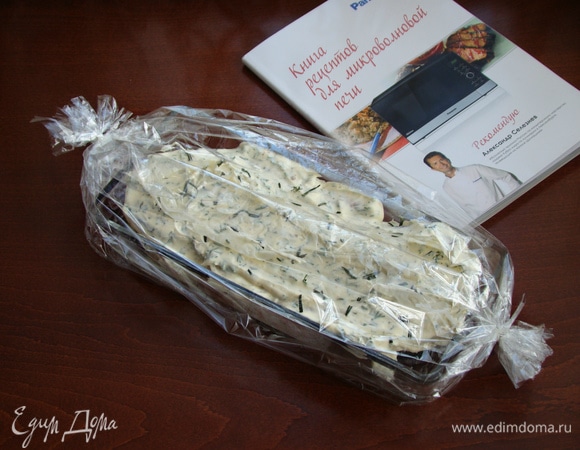Так как для приготовления данного блюда необходима посуда с крышкой, поэтому за неимением таковой я поместила блюдо для запекания в пакет, завязав оба края и проколов в нескольких местах. Вот такая импровизированная «конфетка» у меня получилась.