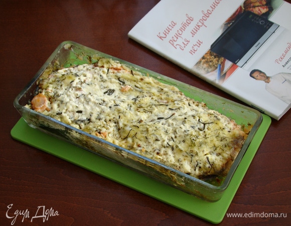 Вот такая румяная получилась рыбка. На мой взгляд, время приготовления для данного рецепта можно сократить до 7 минут или уменьшить мощность с 1000 Вт до 800 Вт.