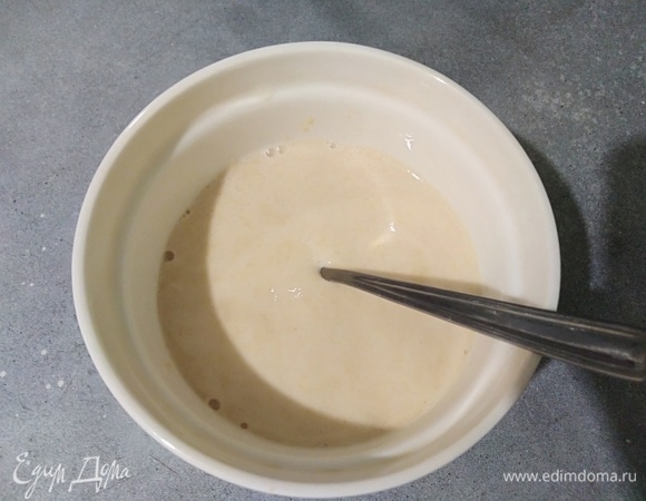 В этом рецепте я использую быстродействующие дрожжи, которые нужно активировать. В мисочке смешать дрожжи, теплую воду и сахар, оставить на столе на 10 минут. Должна появиться хорошая пенная шапочка. Если на пакетике с дрожжами написано добавить их в муку, тогда их так активировать не нужно!