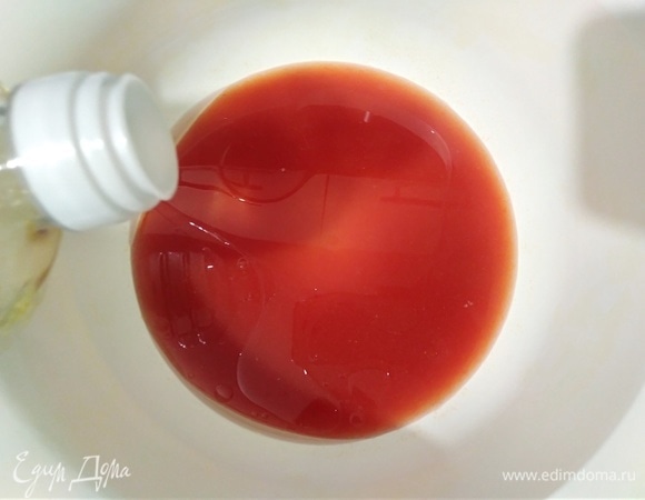 Томатный сок подогреть до 35°C, растворить в нем соль и сахар. Добавить масло. Для начала попробуйте сок — если на ваш вкус пересолен, то в тесто соль не добавляйте.