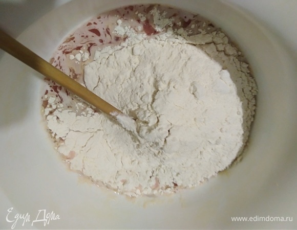 Всыпать 400 г муки, перемешать.
