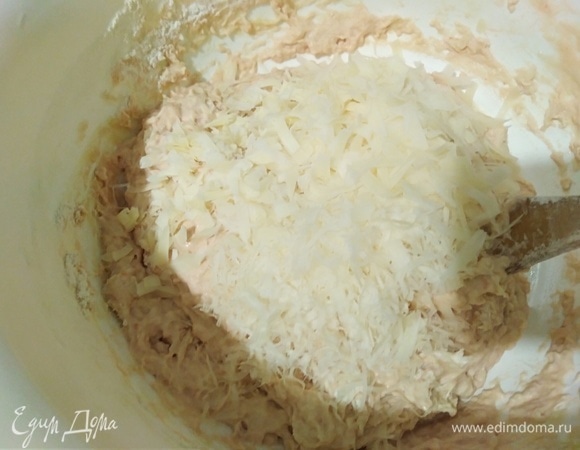 Пармезан или любой твердый сыр натереть на средней или мелкой терке. Всыпать в тесто, перемешать.