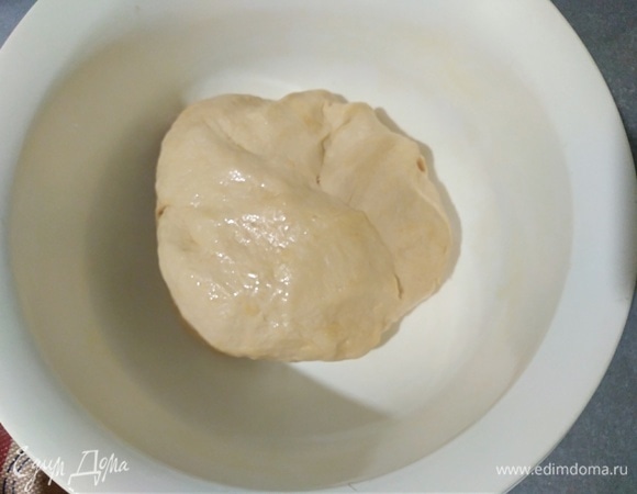 Добавить оставшуюся муку и замесить тесто. Вам может понадобиться граммов на 30 больше или меньше. Это зависит и от влажности муки, и от влажности воздуха в помещении. Тесто поместить в смазанную маслом миску, накрыть крышкой или пленкой и убрать на расстойку на 1 час в теплое место без сквозняков!