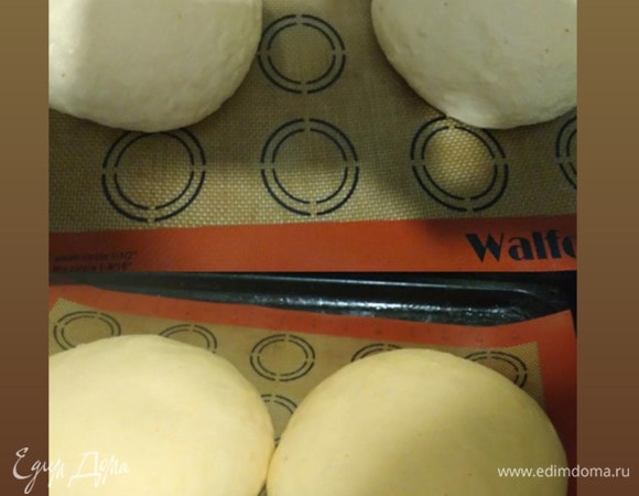 Духовку разогреть до 180°C. Я выпекаю на силиконовом коврике, можно на противне, посыпанном мукой.