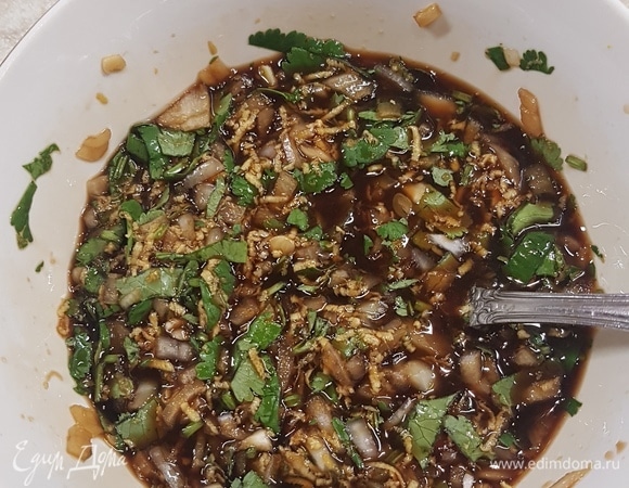 С лимона снять цедру и перетереть ее с сахаром. Лук очень мелко нарезать, имбирь натереть на мелкой терке, кинзу порубить. Все смешать и влить соевый соус. Из лимона выжать сок и добавить к смеси. Попробовать на соль, может, будет недостаточно.