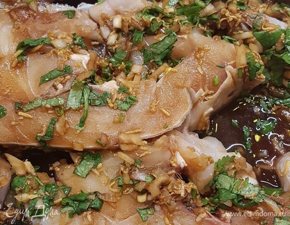 Рыбу промыть, просушить. Положить в форму для запекания и залить маринадом. Оставить так на 1 час.