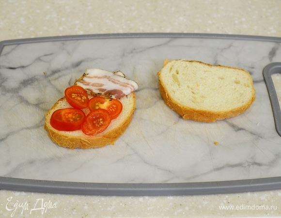 Положите рядом с помидорками кусочек бекона. Или колбаски, ветчинки.