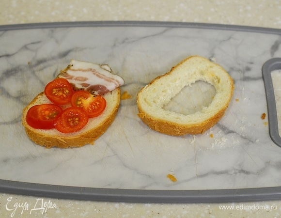 Из второго куска хлеба вырежьте серединку.