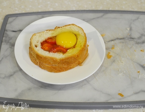 Аккуратно вбейте в отверстие яйцо.