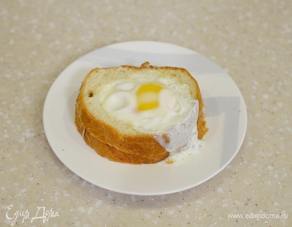 Понадобится 3–5 минут в зависимости от желаемой плотности яйца.