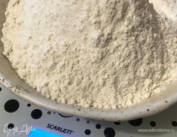 Муку взвесить и просеять.