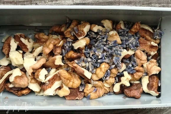Рубленые орехи и лаванду поместить в диспенсер для сыпучих ингредиентов.