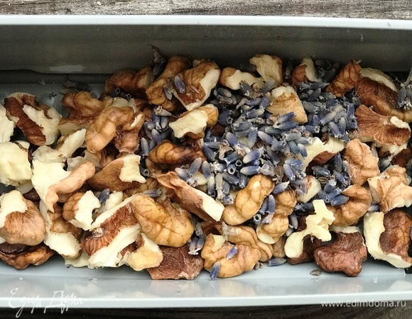 Рубленые орехи и лаванду поместить в диспенсер для сыпучих ингредиентов.