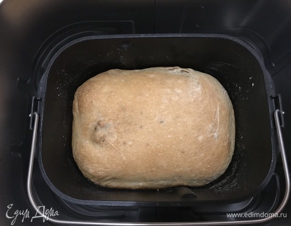 Когда приготовление закончится и машина подаст звуковой сигнал, аккуратно достать форму и сразу переложить хлеб на решетку остывать.