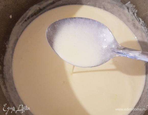 Сметану я купила на рынке, жирность — 20 %. Деревенскую сметану жирностью 40 % я указала как «сливки». Все выливаем в кастрюлю с толстым дном или казан.<br />
 