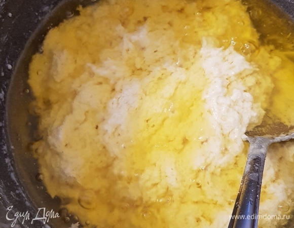 Далее уже не варим, а жарим в отделившемся масле. Мешать непрерывно!