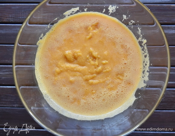 Измельчить мандарины до состояния пюре погружным блендером и протереть массу через сито. Вес готового пюре + /- 500 г.