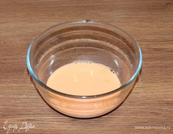 Смешать морковный сок с молоком, получается 240 мл.