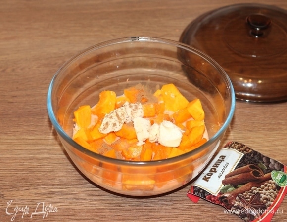 В смесь кладем нарезанную небольшими кубиками тыкву (400 г), масло, сметану, соль, сахар и по вкусу добавляем корицу. Корицу можно заменить на ванильный сахар.