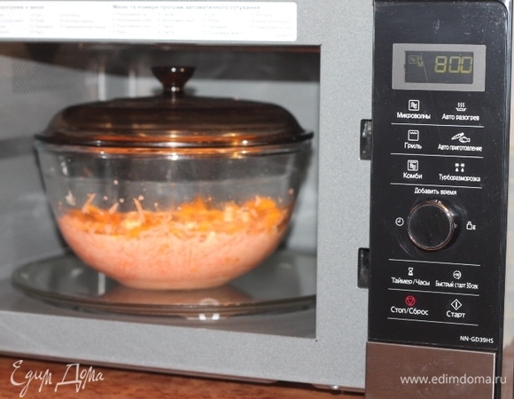 Тушим тыквенную смесь под крышкой в СВЧ-печи (режим «Микроволны», 800 Вт) в течение 7 минут или до готовности тыквы.