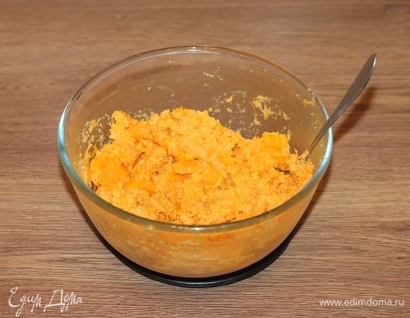 Вмешиваем в тыквенную горячую смесь манную крупу.