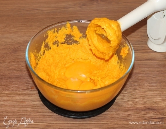 Добавляем 3 желтка и перемешиваем или взбиваем блендером.