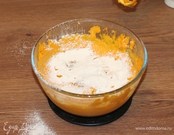 Добавляем просеянную муку и вымешиваем тесто.