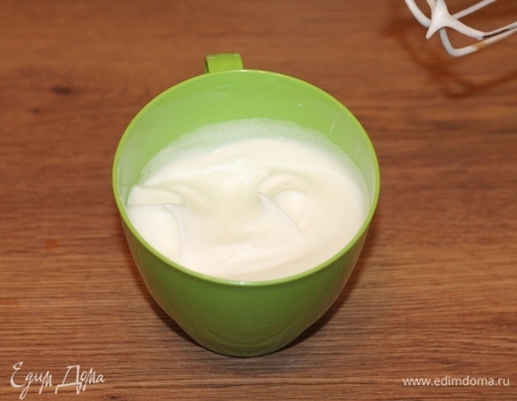 Охлажденные белки взбиваем с щепоткой соли до устойчивых пиков.