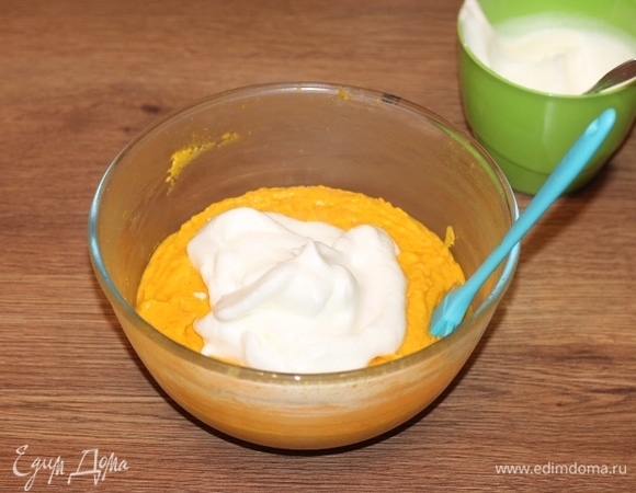 Небольшими частями вмешиваем белки в тыквенное тесто.