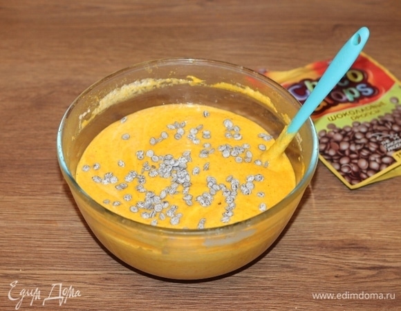 Добавляем шоколадные дропсы или кусочки шоколада.