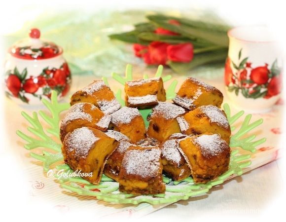 Слегка охлажденную запеканку извлекаем из формы, переворачиваем на блюдо и подаем. Можно подать с джемом, вареньем, ягодами, сладким соусом, сметаной или посыпать сахарной пудрой. Очень нежная и вкусная запеканка как в теплом, так и в холодном виде. Приятного аппетита!