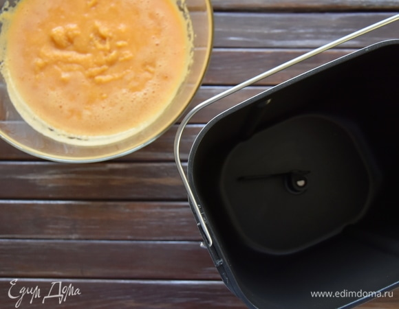 Из хлебопечи достать форму, установить основную лопатку для замешивания. Переложить половину мандаринового пюре в емкость, затем — половину нормы сахара, далее снова — оставшееся пюре и сахар.