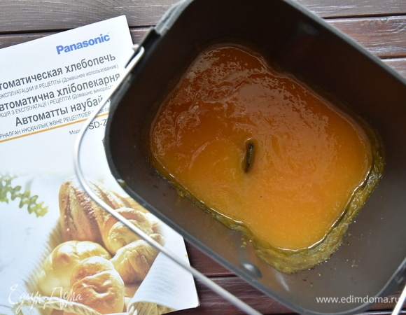 За 30 минут до окончания программы добавить к джему палочку корицы, бадьян, ром и пектин, смешанный с 2 ст. л. сахара. По окончании программы достать емкость из хлебопечи и разложить джем по подготовленным баночкам. На выходе получается 700 г.