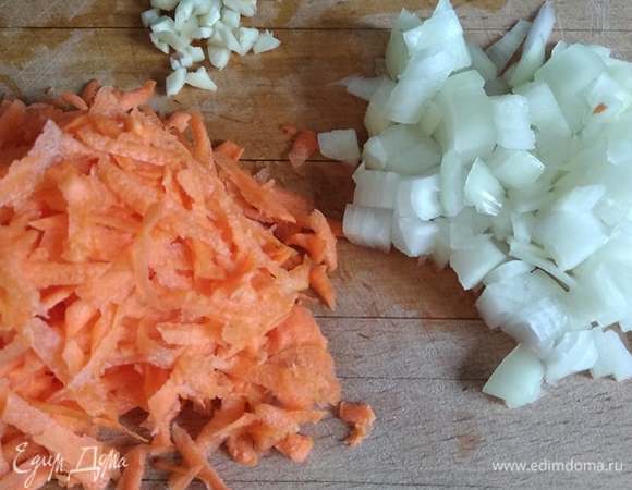 Сварить говяжий бульон. Нарезать или натереть на крупной терке морковь. Нарезать лук и чеснок.