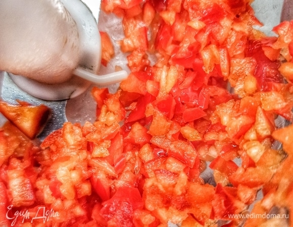 Перец болгарский режем и измельчаем в блендере, но не в пюре, а оставляем небольшими кусочками. Так красивее и, на мой взгляд, вкуснее.
