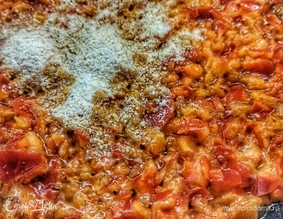 Обжариваем на оливковом масле (2 ст. л.) с добавлением сухого чеснока (если нет сухого, можно добавить 2 зубчика свежего — нарезать мелко или пропустить через пресс).