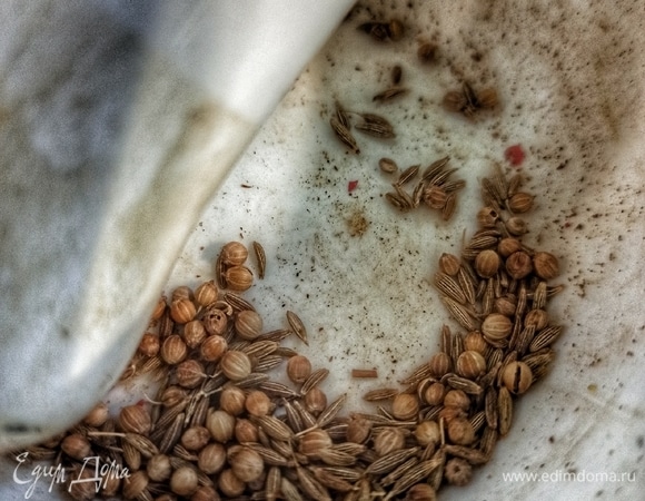 Специи (зиру и кориандр) измельчаем. Если есть молотые, то можно их добавить.